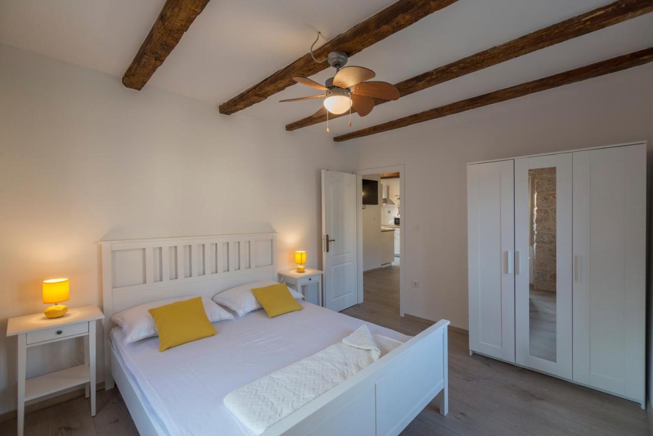 Apartments Bepi Комижа Екстер'єр фото
